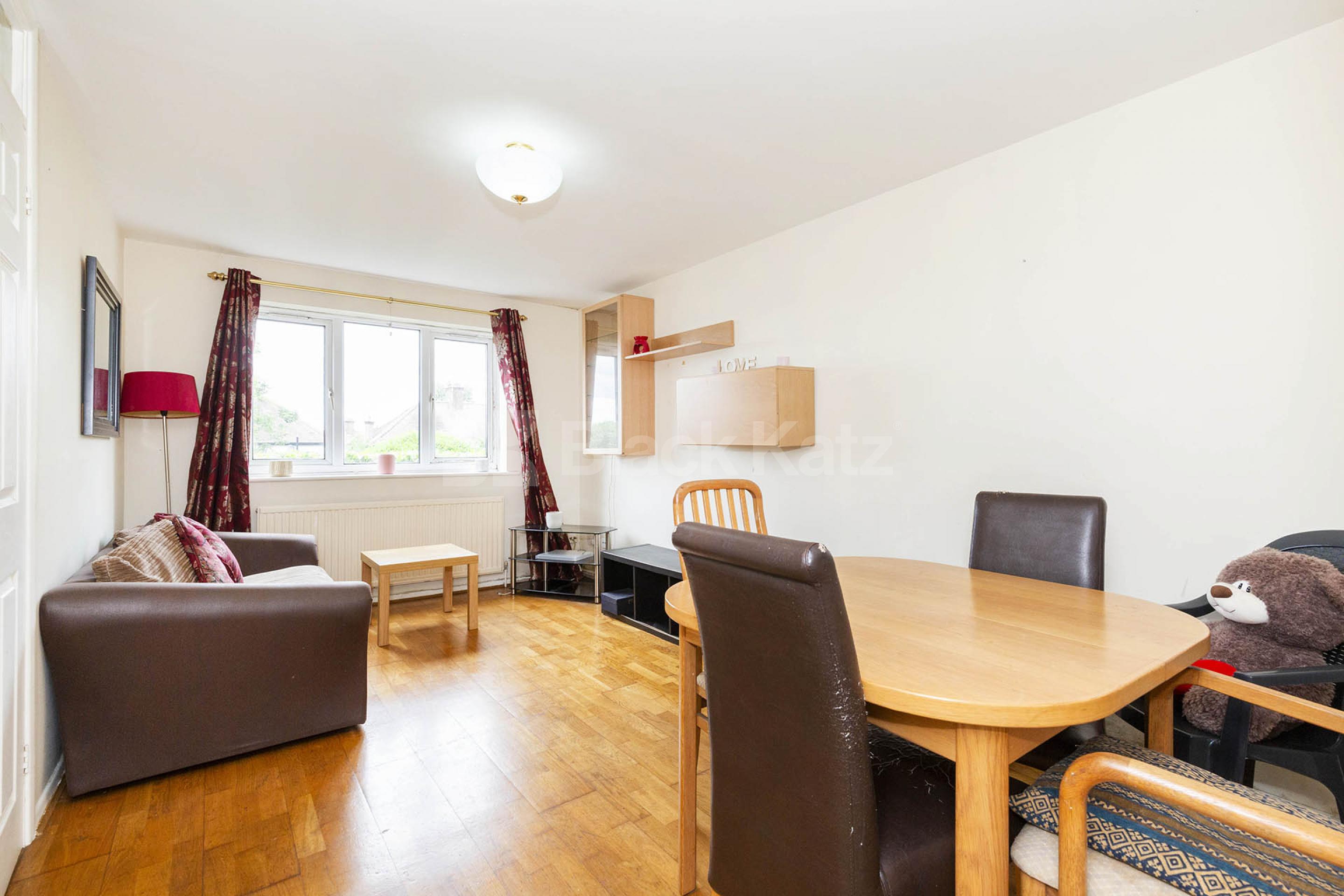 Located within walking distance to Muswell Hill Golf Club and its green spaces Cambridge Gardens, Muswell Hill  N10